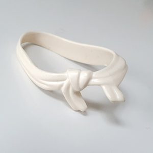 Playmobil onderdelen Piraten 40 tot 59 – 52 Sjerp, stropdas over schouder, houdt wapen vast Crème 30281850