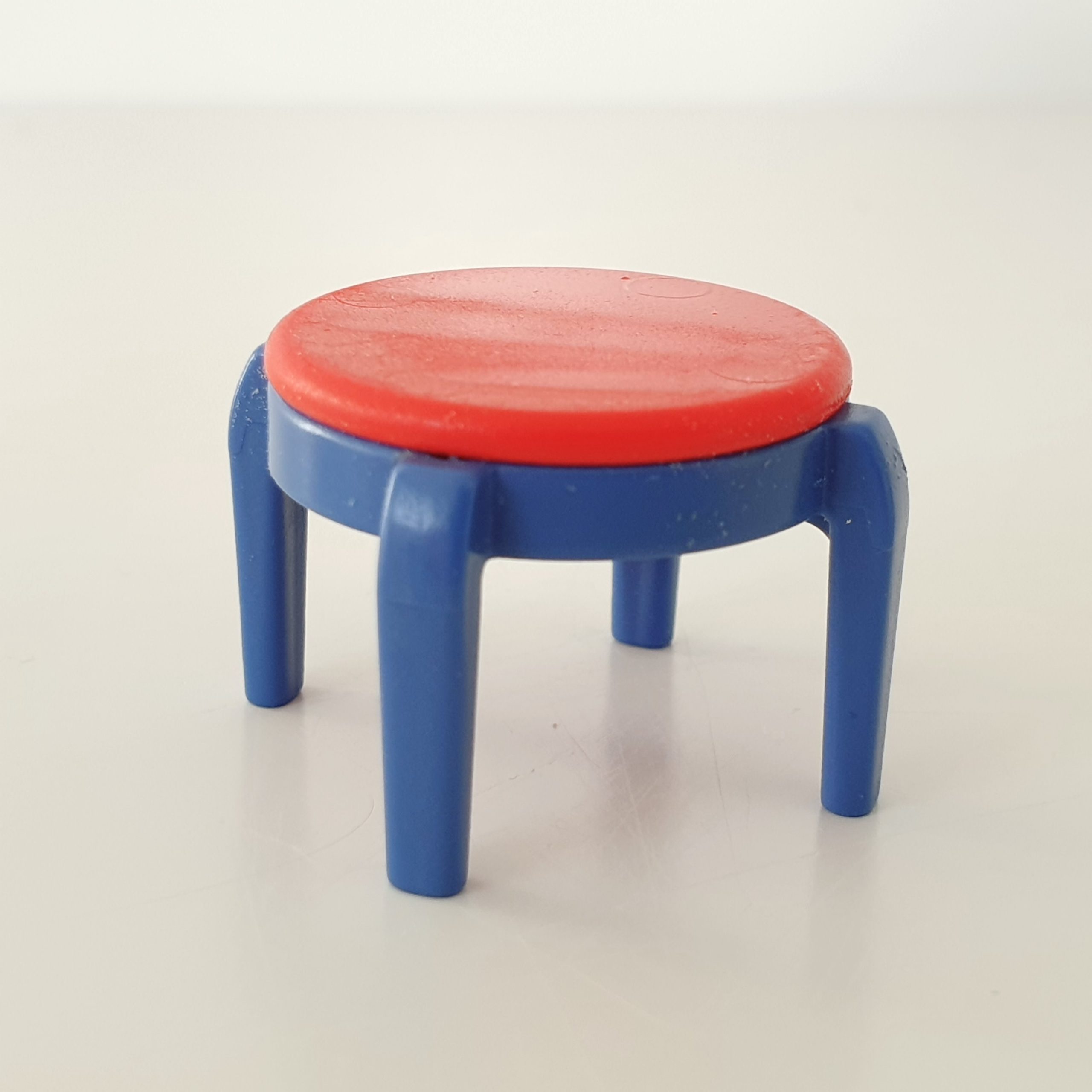 Stoel Bank Kruk Ligbed Zetel Wit Kinderstoel Dolfijn Babystoel – 03 Kruk