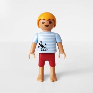 Playmobil Kind Jongen Korte Broek, Zwembroek, Rood – Engelachtige Jurre