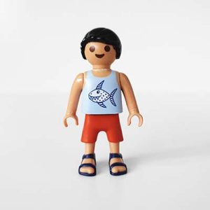 Playmobil Kind Jongen, Korte Broek, Rood, Grijs – Knappe Noud