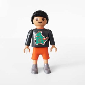 Playmobil Kind Jongen, Korte Broek, Rood, Grijs – Gezellige Daan