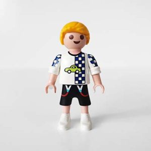 Playmobil Kind Jongen, Korte Broek, Rood, Grijs – Hartelijke Otis