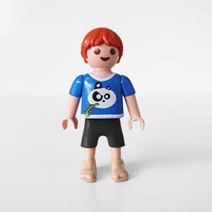 Playmobil Kind Jongen, Korte Broek, Rood, Grijs – Geliefde Morris