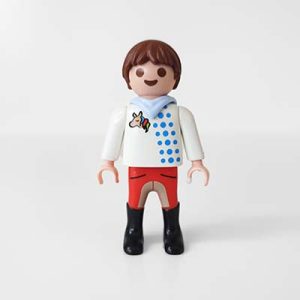 Playmobil Kind Jongen Lange Broek Rood Geel – Energieke Joep