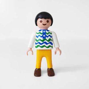 Playmobil Kind Jongen Lange Broek Rood Geel – Zoete Pim