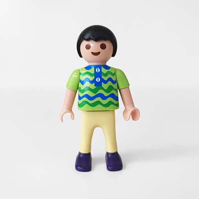Playmobil Kind Jongen Lange Broek Rood Geel – Gezellige Kai