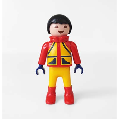 Playmobil Kind Jongen Lange Broek Rood Geel – Schattige Tobias