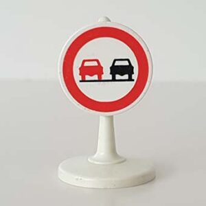 Halter, rammelaar, speelbal, meetlint, kwast, vlieger, tekstbord, robot, microfoon, verkeersbord.