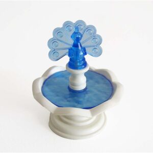 Witte fontein met blauwe pauw