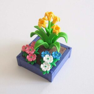 Blauwe bloembak met Bloemenarrangement