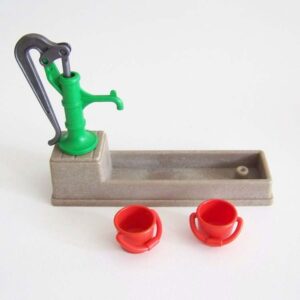 Groene waterpomp met drinkbak